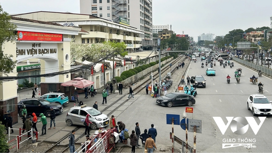 Chấn chỉnh tình trạng mất an toàn giao thông trước cổng Bệnh viện Bạch Mai